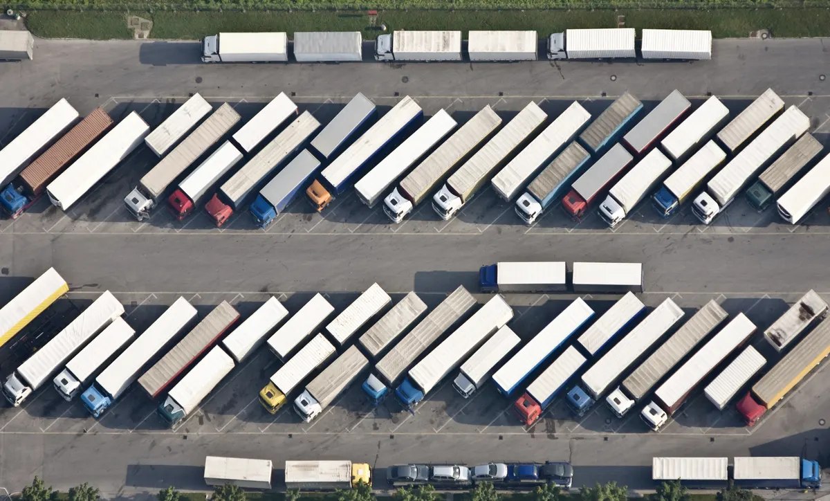 LKW-Flotte aus der Luft – internationale Transporte im Netzwerk