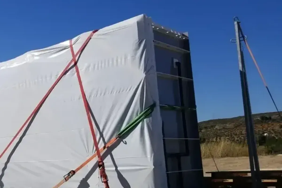 Verpackte Projektladung mit Übermaß auf Tieflader für internationalen Schwertransport